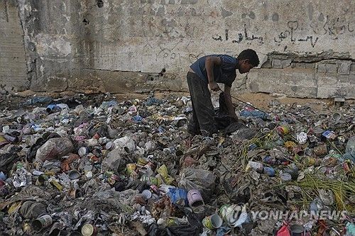 폐허 된 가자지구에서 쓰레기 뒤지는 팔레스타인인 소년