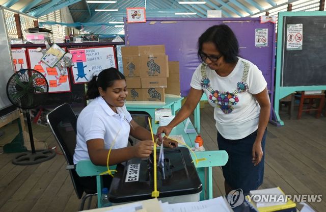 1일(현지시간) 투표하는 가이아나 유권자