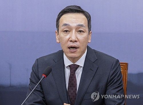 최고위원회에 발언하는 김민수 최고위원