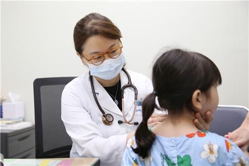 (서울=연합뉴스) 서울아산병원 소아청소년종양혈액과 김혜리 교수가 소아 백혈병 환자를 진료하고 있다. 2025.09.01. [서울아산병원 제공. 재판매 및 DB 금지]