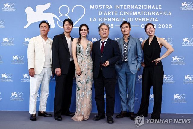 지난 29일 베네치아국제영화제 참석한 박찬욱 감독과 '어쩔수가없다' 배우들
