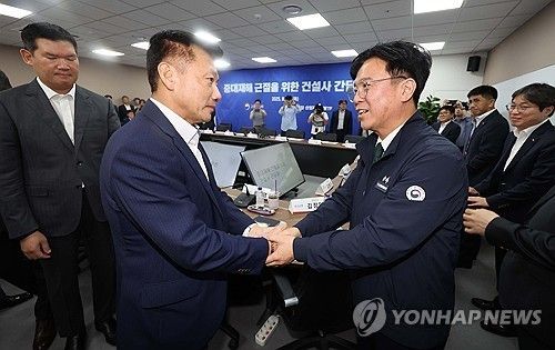 인사 나누는 노동부 김영훈 장관(오른쪽)과 송치영 포스코이앤씨 대표