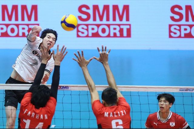 스파이크하는 허수봉(왼쪽)