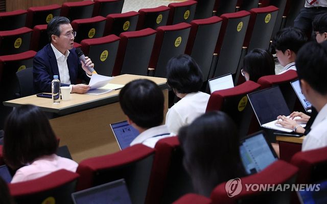 기자간담회하는 김용범 정책실장