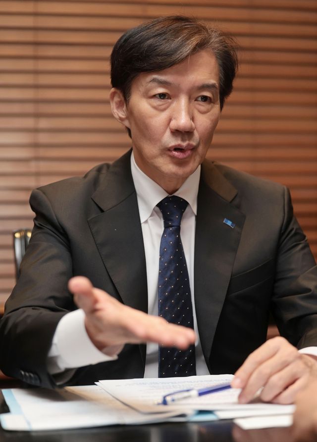 인터뷰하는 조국 원장