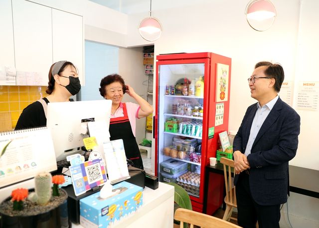 지난해 추석 전 현장을 돌며 주민들과 소통하는 유성훈 구청장