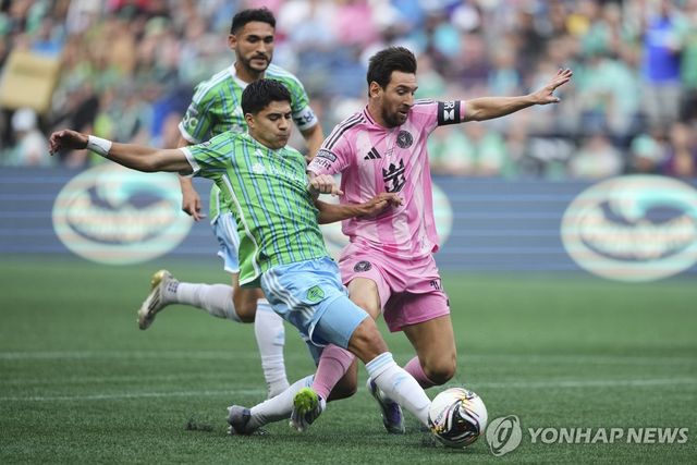 볼경합을 펼치는 리오넬 메시