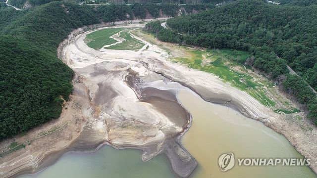 맨바닥 드러낸 강릉시 상수원… 저수율 14.4%