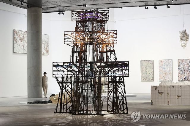 DMZ 철거 초소 폐자재로 재구성한 '오바드V'