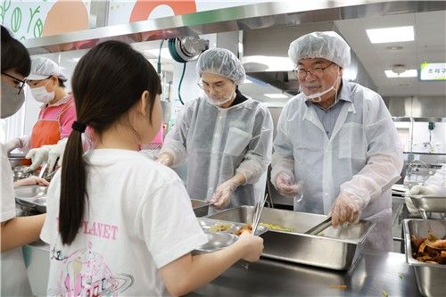 배식 봉사 나선 이승화 산청군수