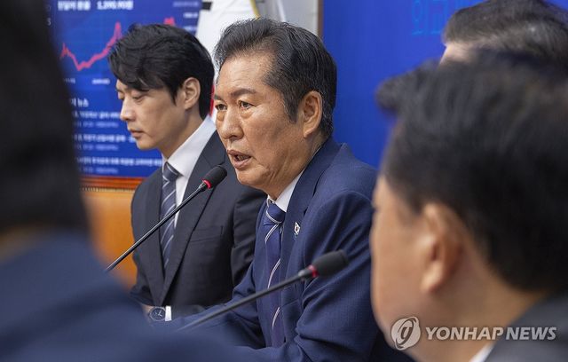 최고위원회의에서 발언하는 정청래 대표