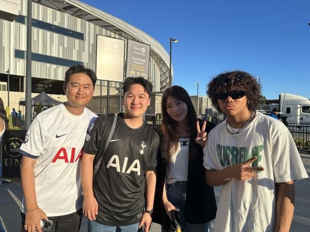 손흥민 보러 경기장 찾은 한인 팬들