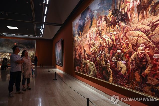 지난 8월31일 중국 베이징의 중국미술관에 전시된 항일전쟁 관련 작품을 관람하는 관람객 모습. [EPA=연합뉴스]