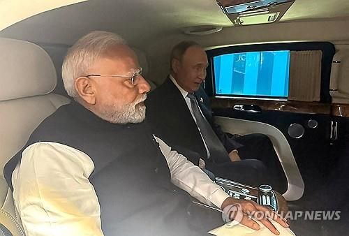 러시아제 리무진을 타고 회담 장소로 이동하는 모디 총리와 푸틴 대통령 