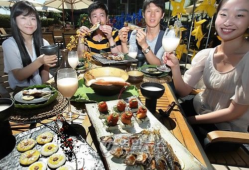 "가을 전어와 생막걸리를 즐기세요"