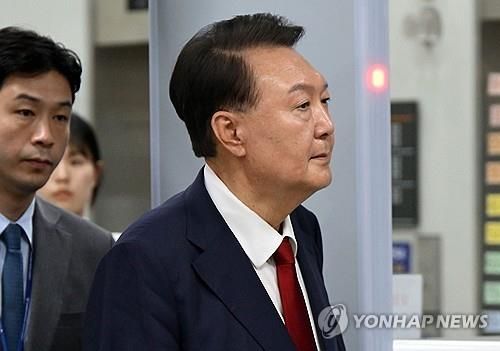 법원 나서는 윤석열 전 대통령 