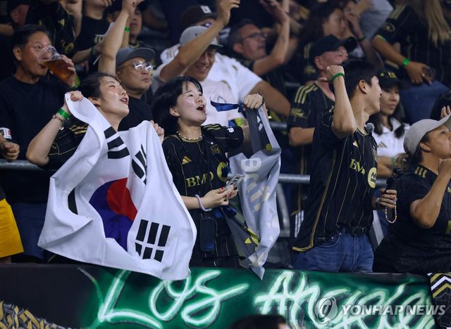 31일(현지시간) LAFC 홈경기에서 손흥민 응원하는 팬들