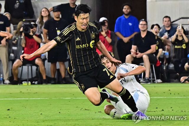 볼을 다투는 손흥민