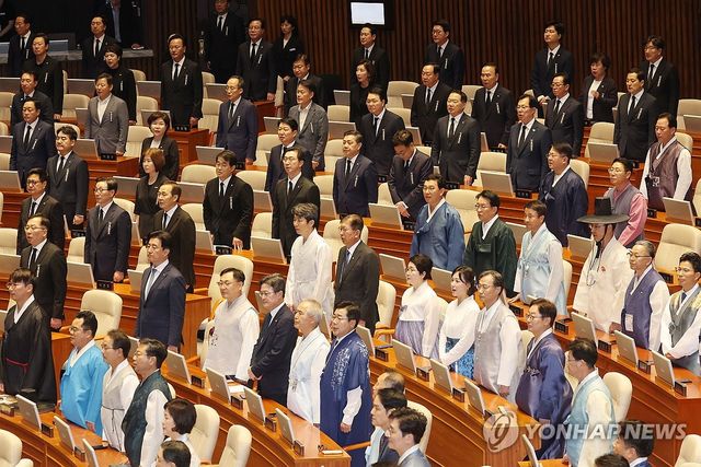 본회의장 한복과 상복