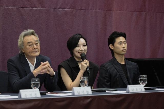 답변하는 이루다 대표