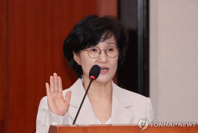 선서하는 원민경 여가부 장관 후보자