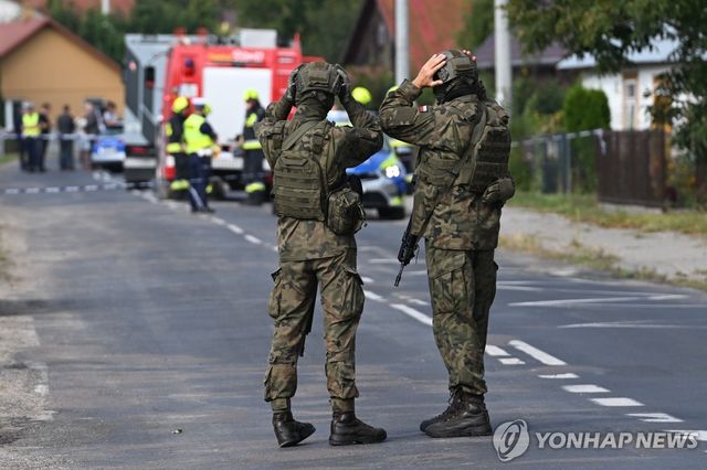 드론 잔해 떨어진 폴란드 마을