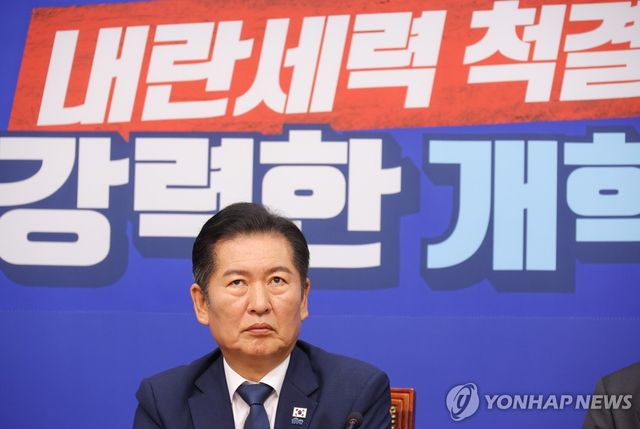 생각에 잠긴 정청래 대표