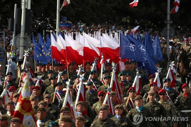 폴란드 국기와 나토 깃발