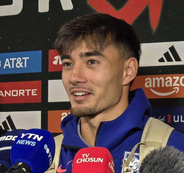 멕시코와의 경기 마치고 취재진과 인터뷰하는 카스트로프