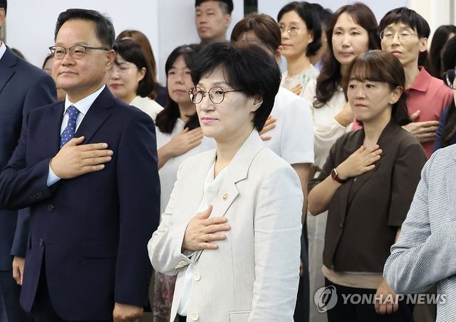 국기에 경례하는 원민경 여성가족부 장관
