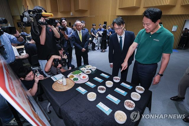 통곡물ㆍ잡곡밥 식단 살펴보는 오세훈 시장