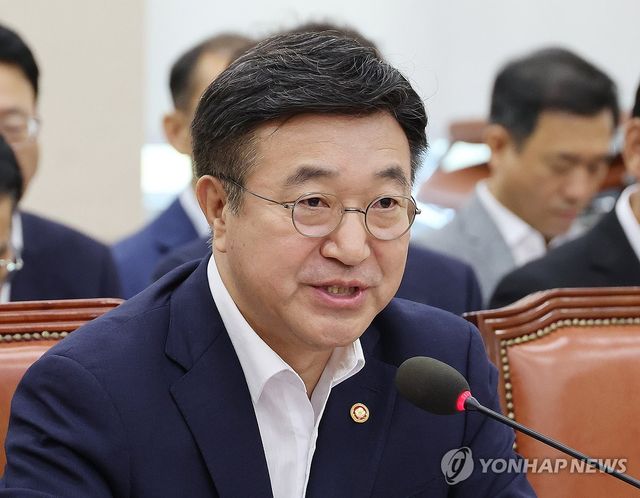 답변하는 윤호중 행정안전부 장관