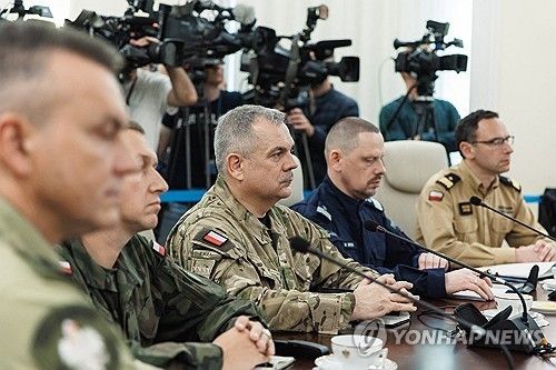 긴급 회의하는 폴란드 군 당국자들