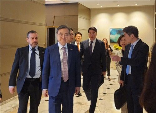 美국무장관 면담 위해 숙소 나서는 조현 외교부 장관