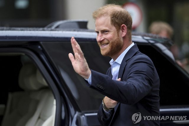 해리 왕자가 10일 런던 임페리얼칼리지런던을 방문한 모습