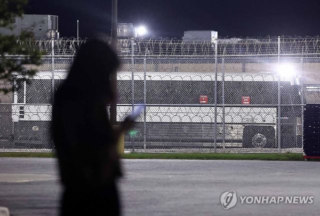 포크스턴 이민세관단속국 구금시설 안 버스