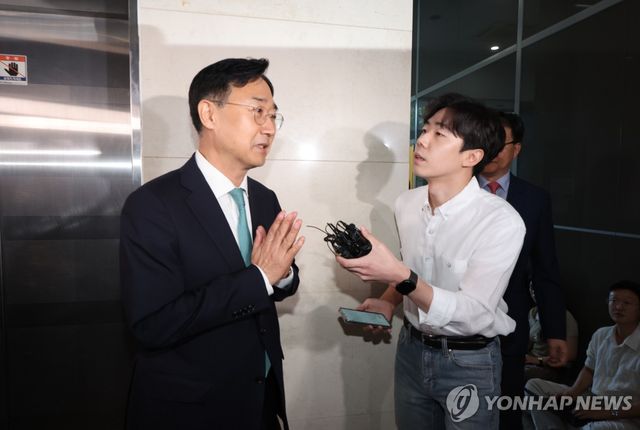 특검 출석한 신범철 전 차관