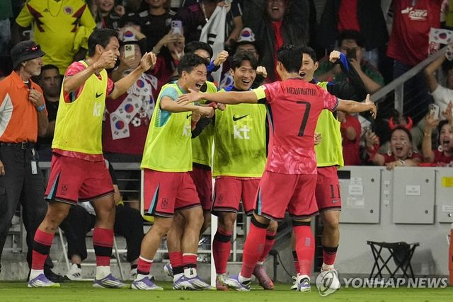 손흥민(7번)의 골에 기뻐하는 한국 선수들