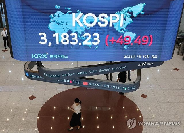 서울 여의도 한국거래소내 전광판