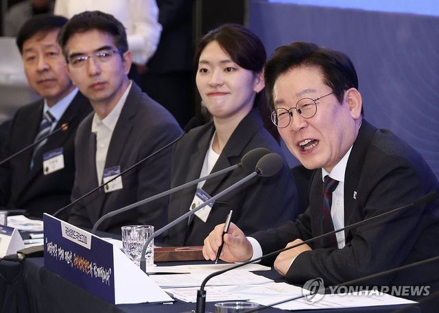 국민성장펀드 보고대회, 참석자들과 토론하는 이재명 대통령