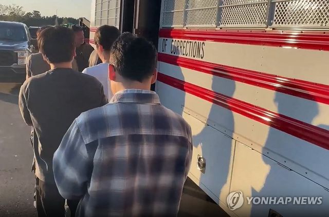 양손 묶어 줄지어 연행