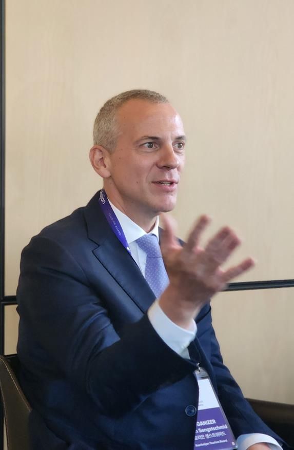 기자들의 질문에 답하는 플로리안 셍스트쉬미드 아제르바이잔 관광청장. [사진/성연재 기자]