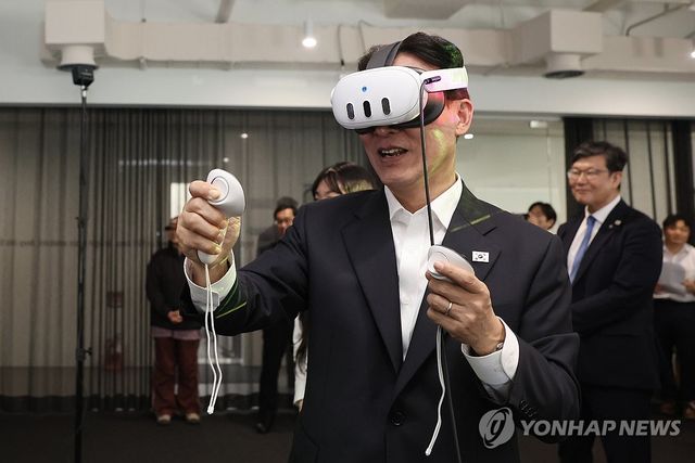가상현실 기술 체험하는 김민석 국무총리
