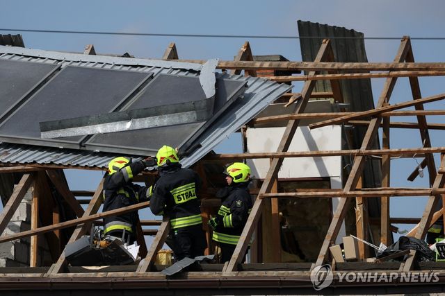 드론 잔해에 망가진 주택