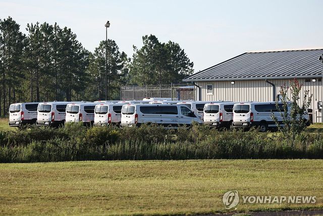 주차돼 있는 구금시설 버스