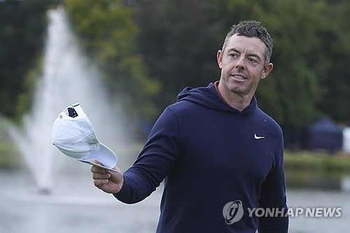 응원에 답례하는 매킬로이.