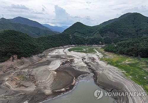 바닥 드러낸 오봉저수지