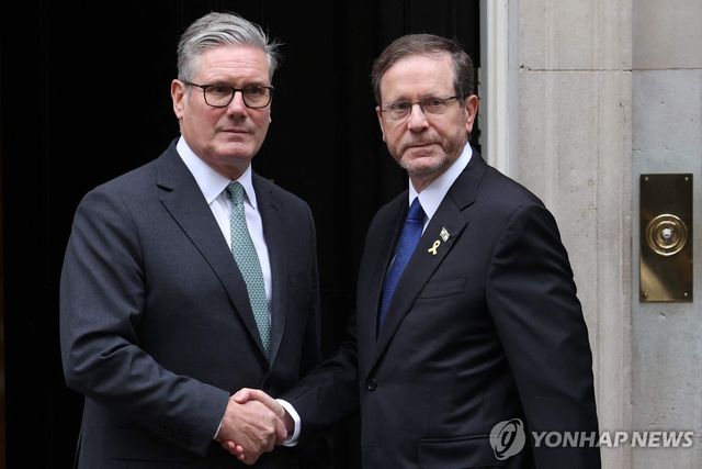 10일 다우닝가 10번지 앞 스타머 총리(왼쪽)와 헤르조그 대통령