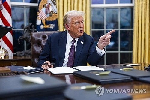 행정명령 서명하는 도널드 트럼프 미국 대통령