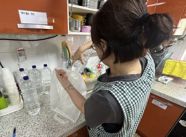 접이식 물주머니에 물 보관하는 가정 어린이집 선생님